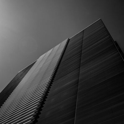 Moderne Architektur mit Farbverlauf im Himmel